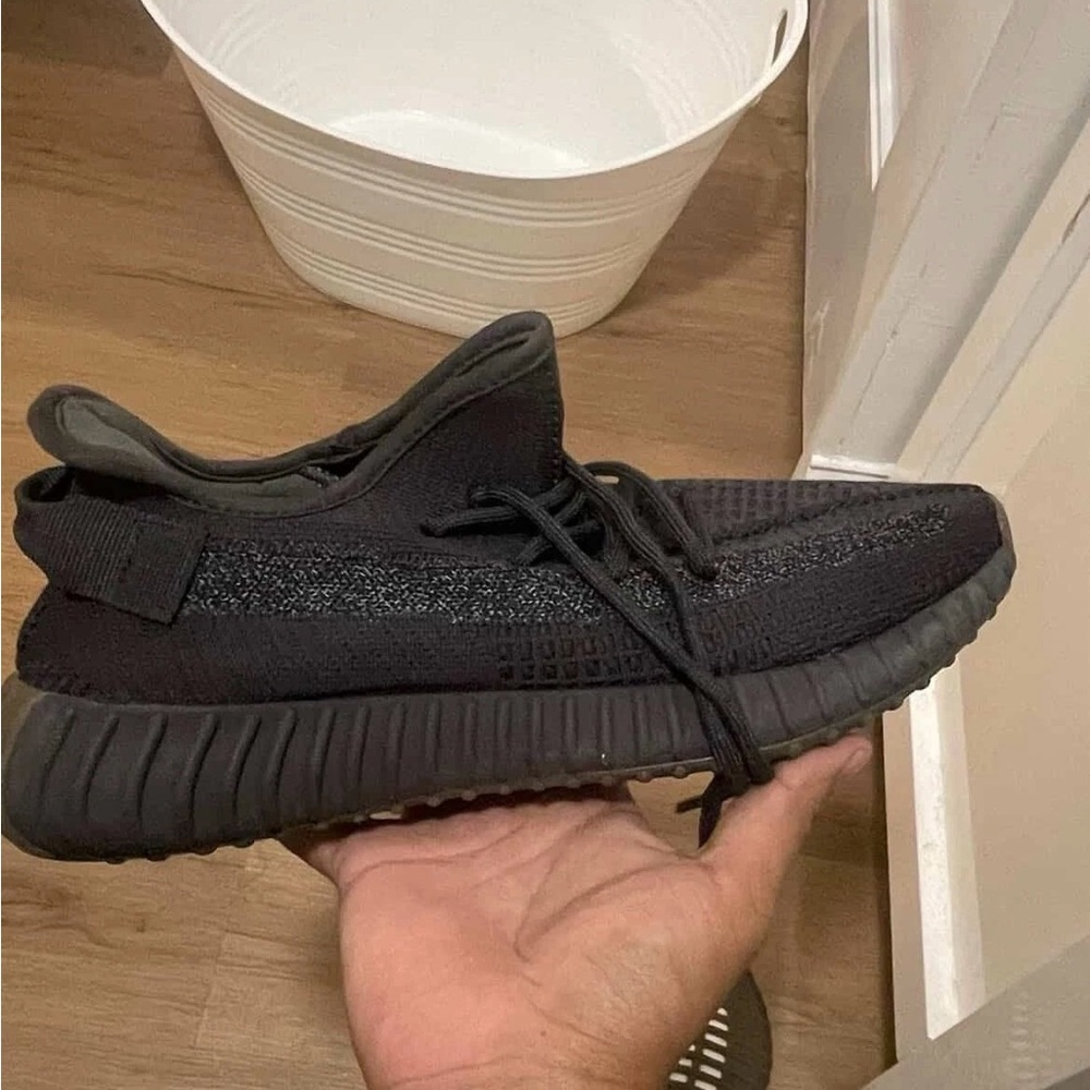 adidas Yeezy Boost 350 V2 Men's Athletic Sneaker Black/Onyx size 9.5